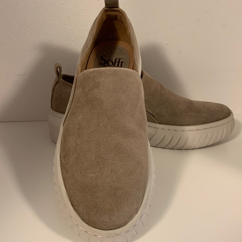 Sofft brand women’s Loafer. Tan newbuck NWOT
